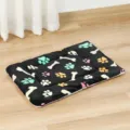 Dikke pluche huisdier mat hond en kat in zwart met kleurrijke pootafdrukken en botten. - Maat S (49x32 cm) / Zwarte hondenpoot & bot