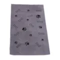Vista detallada de la toalla gris absorbente para mascotas con huellas y huesos negros. - 60x100cm / Gris