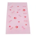 Vista detallada de la toalla de baño rosa para mascotas con diseño de huesos y huellas. - 60x100cm / Rosa