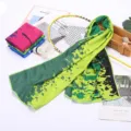 Asciugamano rinfrescante sportivo estivo con stampa, tessuto traspirante ad asciugatura rapida. - Confezione con moschettone 30x100 cm / Verde