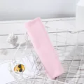 Vista dettagliata dell'asciugamano rinfrescante rosa ordinatamente posizionato nel cestino. - 35*80cm / Rosa
