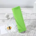 Primo piano di un telo sportivo verde piegato in un cestino di fil di ferro bianco per l'esterno. - 35*80cm / Verde