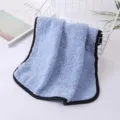 Serviette de nettoyage de voiture en microfibre épaissie bleue avec bordure noire. - 40x40cm / Bleu clair