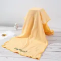 Primo piano dettagliato dell'asciugamano sportivo rinfrescante a quadri giallo e bianco. - 30*100cm / Giallo