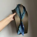 Blauer Vintage Ölgemälde Seidenschal mit goldenem Metallring, elegantes Damen Halstuch. - Blaue Seerose (SJ1250)