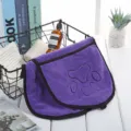 Nahaufnahme des violetten Mikrofaser-Haustierhandtuchs mit süßem Pfotenabdruck und weicher Textur. - Lila