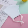 Vista dettagliata della maschera facciale in tessuto mesh traspirante con elastici regolabili. - Ciano