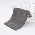 Variante de toalla de limpieza absorbente de microfibra gruesa gris para autos. - Gris
