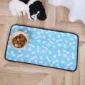 Tapis de gamelle pour animal en microfibre bleue avec motif d'os et de pattes. - Style 5