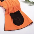 Toalla de microfibra para mascotas con bolsillos, absorbente y de secado rapido vista principal. - Naranja