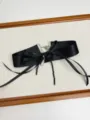 Detailaufnahme der vintage schwarzen Schleifen-Choker Halskette mit Perlen Anhänger. - Schwarzer Schleifenstil (XL1823A)