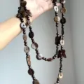 Lange houten kralenketting met kokosnootschaal knopen en schitterende vlinderbedels dames. - Dubbellaagse Houten Knop Vlinder Ketting / Donkerbruin