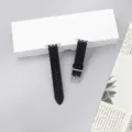 Vista di dettaglio del cinturino in pelle trapunta nera compatibile con Apple Watch con fibbia in metallo. - Fibbia argentata / 38/40/41mm / Nero