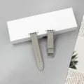 Vista dettagliata della texture del cinturino in pelle trapuntata grigia e fibbia. - Fibbia argentata / 38/40/41mm / Grigio chiaro
