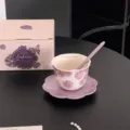 Conjunto de taza y plato de café de cerámica morada con cuchara y caja de regalo. - Taza Y Plato Pétalo