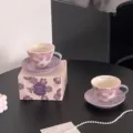 Conjunto de taza y plato de café de cerámica morada con diseño floral, elegante. - Taza Y Plato Embudo de Flor