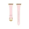 Vista dettagliata del cinturino in pelle rosa per Apple Watch con fibbia dorata e design fine. - 42/44/45/49 mm - (46 mm Gen 10/11) / Rosa pesca - chiusura oro rosa