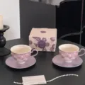 Set de taza y plato de café de cerámica con flores moradas en caja de regalo elegante. - Taza Y Plato Asa de Oreja