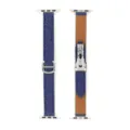 Vista dettagliata del cinturino in denim blu e pelle con anello D e fibbia in metallo. - 42/44/45/49 mm - (46 mm Gen 10/11) / Blu scuro