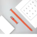 Dettaglio cinturino per orologio in pelle arancione doppio tour con connettori in metallo e fibbia. - Rosso arancio 38/40/41 - (42 mm Gen. 10/11)