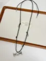 Vista dettagliata della collana con ciondolo caramella argentato in stile coreano e ciondoli. - Collana Ciondolo Caramella (XL1056) / Argento