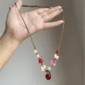 Zomerse dopamine-stijl ketting met kleurrijke kralen, schattige knopen en een rode appelhanger. - Rode Appel Kleur (XL0905)