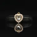 Primo piano dettagliato del ciondolo a cuore in lega dorata da 18mm decorato con perle e strass. - Bianco