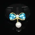 Dettaglio accessorio gioiello con fiocco di perla pendente, stile dolce fai da te. - Blu lago