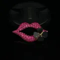 Nahaufnahme von Strass-Lippen mit schwarzem Kleeblatt-Anhänger für DIY-Handyhüllen-Schmuck. - Blumenlippen (Rosenrot)