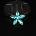 Gros plan sur fleur à cinq pétales en cristal marquise turquoise accessoire DIY en alliage. - Bleu lac
