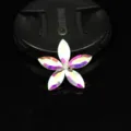 Gros plan détaillé du pendentif breloque DIY en alliage à cinq pétales de cristal irisé. - Couleur AB