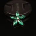 Accessoire en alliage fleur à cinq pétales de cristal vert, vue détaillée du composant. - Vert Foncé