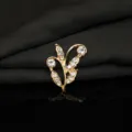 Primo piano dettaglio di accessorio in lega foglia ramo strass, design cristallo brillante. - Bianco