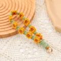 Llavero de muñeca tejido a mano con margaritas amarillas y un resistente anillo de metal dorado - Amarillo Otoñal