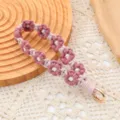 Llavero de pulsera boho hecho a mano con margaritas tejidas en rosa palo y crema - Púrpura Vintage