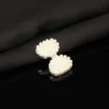 Primo piano dettagliato di ciondolo artigianale fai da te con perle e strass per custodia - Fiocco con Adesivo Posteriore / Argento