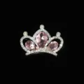 Primo piano dettagliato di accessorio corona in lega argentata con strass rosa brillanti. - Rosa