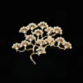Primo piano dettagliato di accessorio per forcina in lega dorata con ramo di pino di perle. - Rametto di Pino Sinistro(A0040-1) / Oro KC Perla Bianca