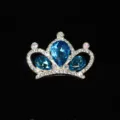 Dettaglio ravvicinato di un accessorio per capelli corona in lega di cristallo blu lucido. - Blu lago