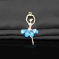 Dettaglio in primo piano del ciondolo ballerina in lega dorata con gonna di cristallo blu. - Blu zaffiro