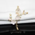 Spilla a ramo in lega dorata con fiori di prugno bianchi perle finte e strass scintillanti. - Ramo di Fiore di Prugno Bianco Destro (A0013-1) / Floreale Bianco