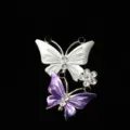 Primo piano di accessorio fai-da-te farfalla dipinta con strass brillanti per custodia. - Viola