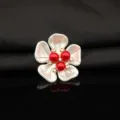 Weißes Muschel-Blumen-Zubehör mit drei roten Perlen, DIY-Legierungs-Schmuck für Hochzeit. - Roter Perlenstil / Rot