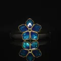 Primo piano di accessorio per gioielli fai-da-te in lega di fiori a cinque petali blu smaltato. - Taglia L / Imitazione Oro