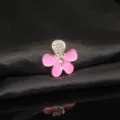 Vista dettagliata di un bellissimo accessorio in lega di fiori a cinque petali con strass. - Rosso rosa