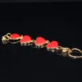 Catena in lega dorata con ciondoli a cuore in smalto rosso, vista dettagliata per accessori per telefono. - cuore rosso