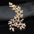 Gros plan détaillé d'une branche de feuille en alliage doré pour accessoire de coiffure de mariée. - Côté Droit (A0054-2) / Or