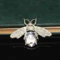 Primo piano dettagliato di un ciondolo ape in strass di cristallo per custodie e artigianato. - Ape Gemma Grigia