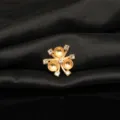 Primo piano dettagliato di componente per gioielli DIY in lega dorata con strass per accessori. - Base Dorata / Oro
