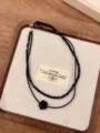 Schwarze zweilagige Perlenkette mit Rosenanhänger, elegante Vintage Schlüsselbeinkette. - Schwarze Rose (Z-1869)